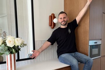 Notre cuisine rénovée en chêne miel avec crédence blanche et plan de travail Banquise, avant/après réussi