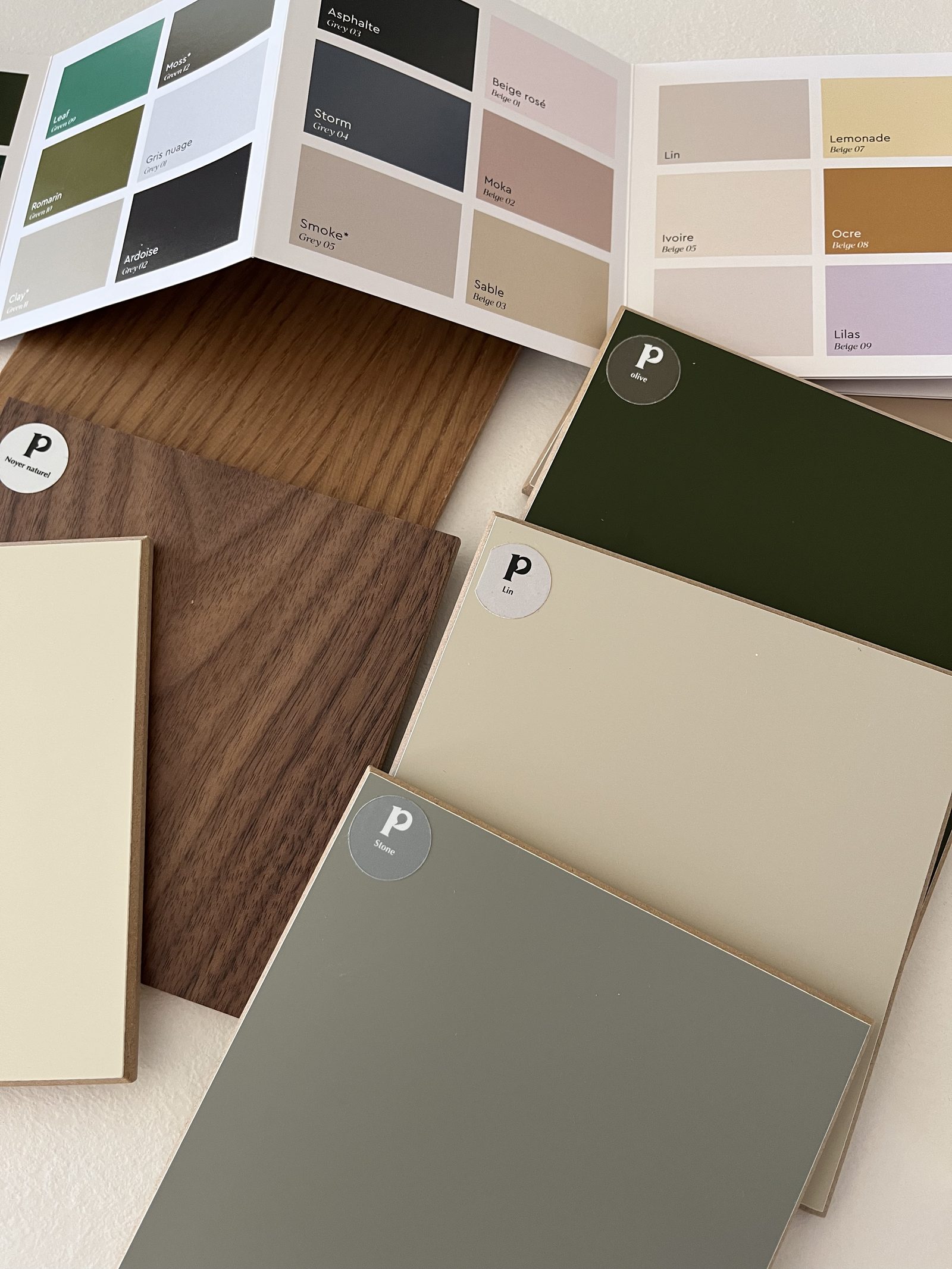 Échantillons de façades chêne miel Plum Living pour choisir le coloris de la cuisine