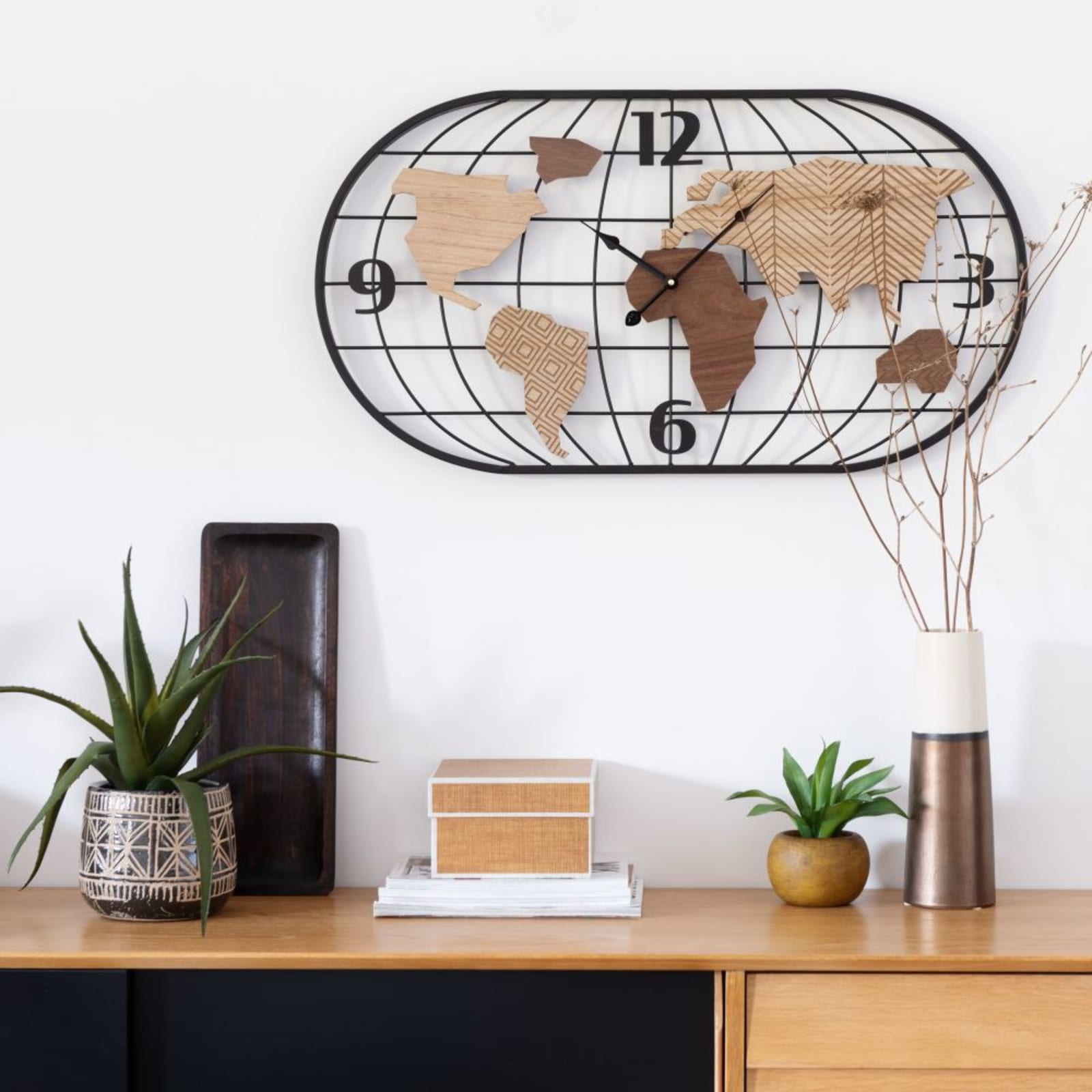 Horloge murale carte du monde filaire NOMAD WAY 80x44 cm Maisons du Monde en ambiance