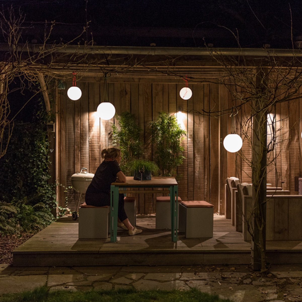 Lampe nomade rechargeable à suspendre Bolleke Fatboy en ambiance