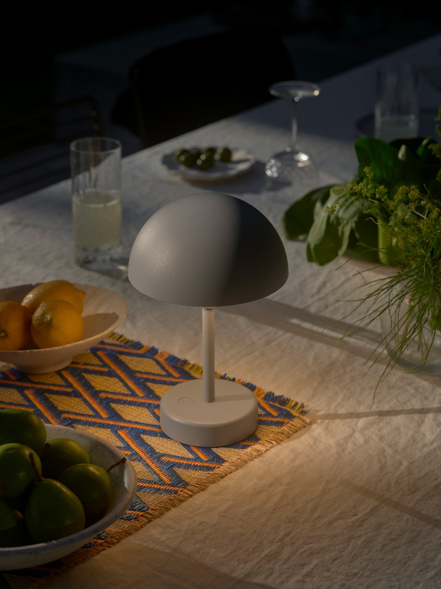 Lampe nomade rechargeable d'extérieur Ellen en ambiance