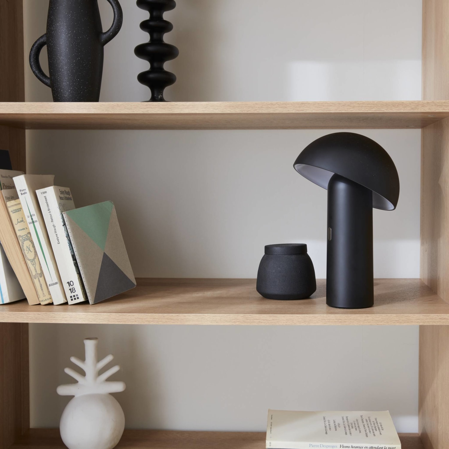 Lampe nomade rechargeable design noire Thom en ambiance