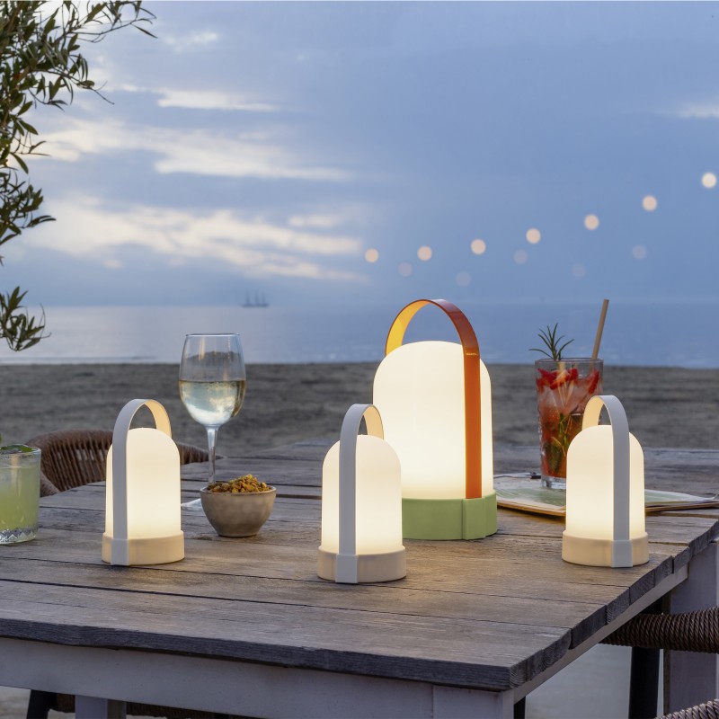 Baladeuse nomade rechargeable à anse Uri en ambiance