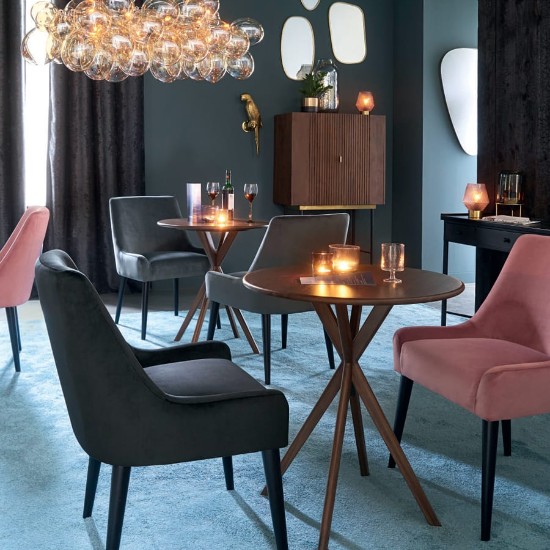 Lustre CLOUD à globes ambrés au-dessus d une table dans une salle à manger Maisons du Monde Lustre CLOUD à globes ambrés au-dessus d une table dans une salle à manger Maisons du Monde