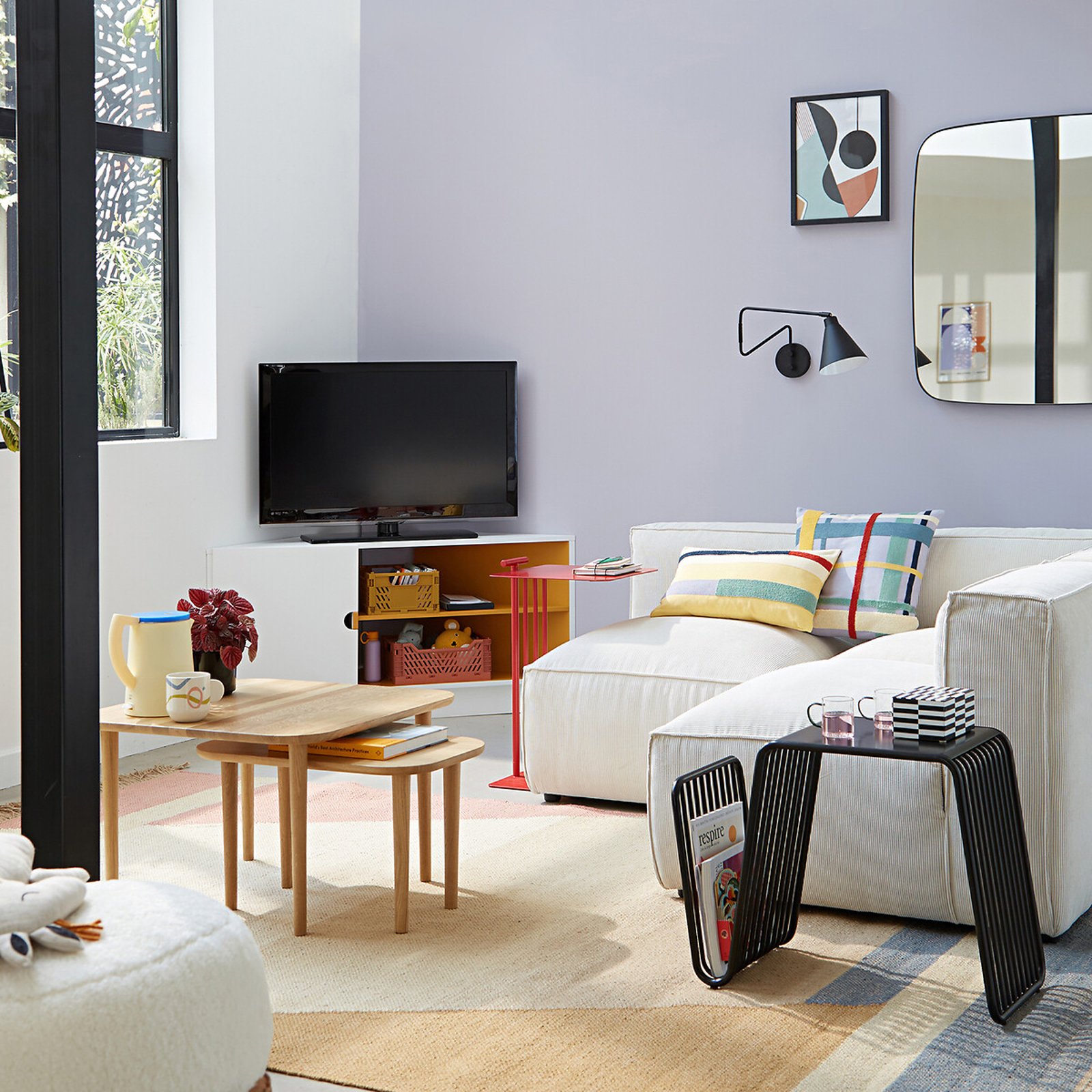Meuble TV d'angle Frio blanc et jaune en ambiance salon