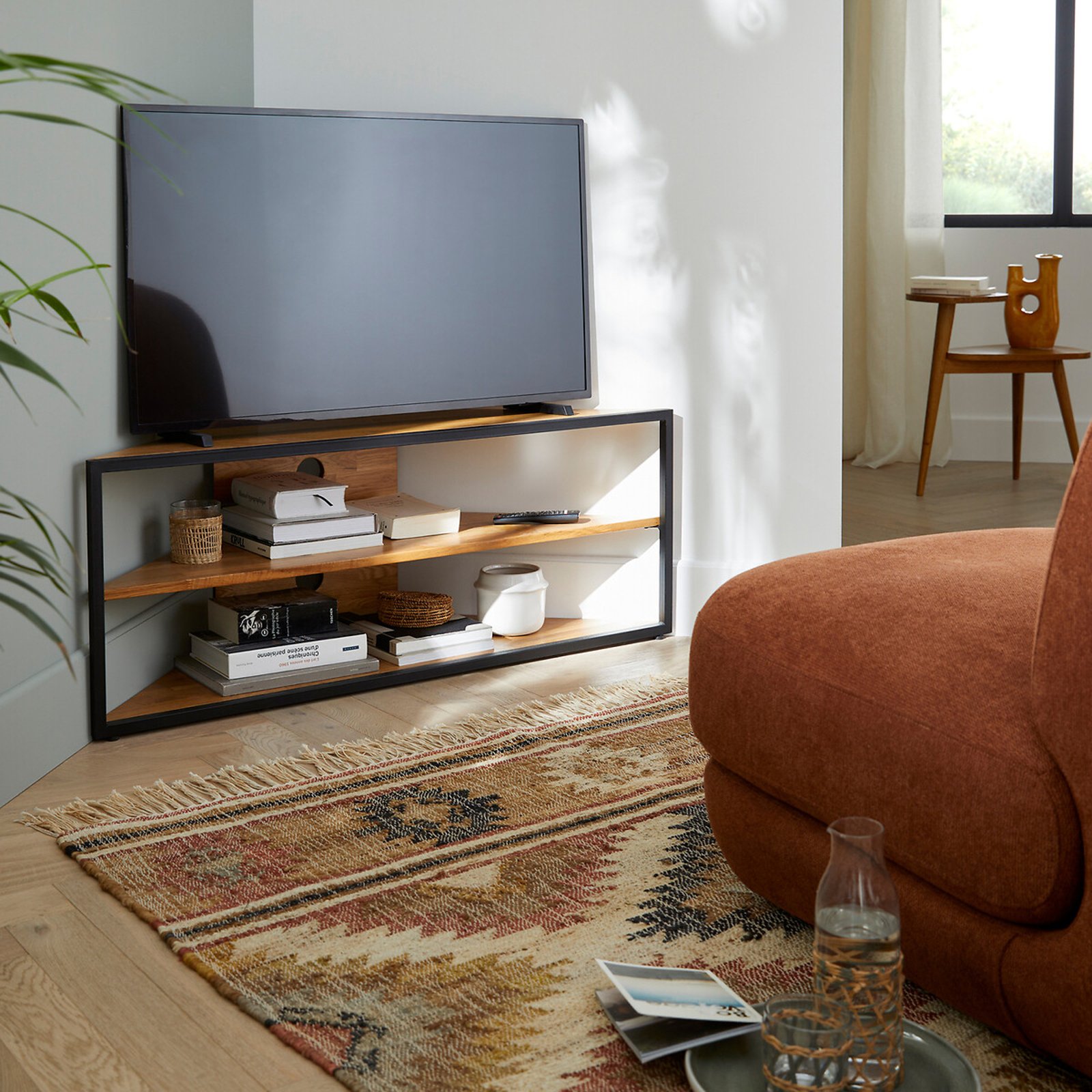 Meuble TV d'angle Hiba en chêne massif et métal en ambiance salon
