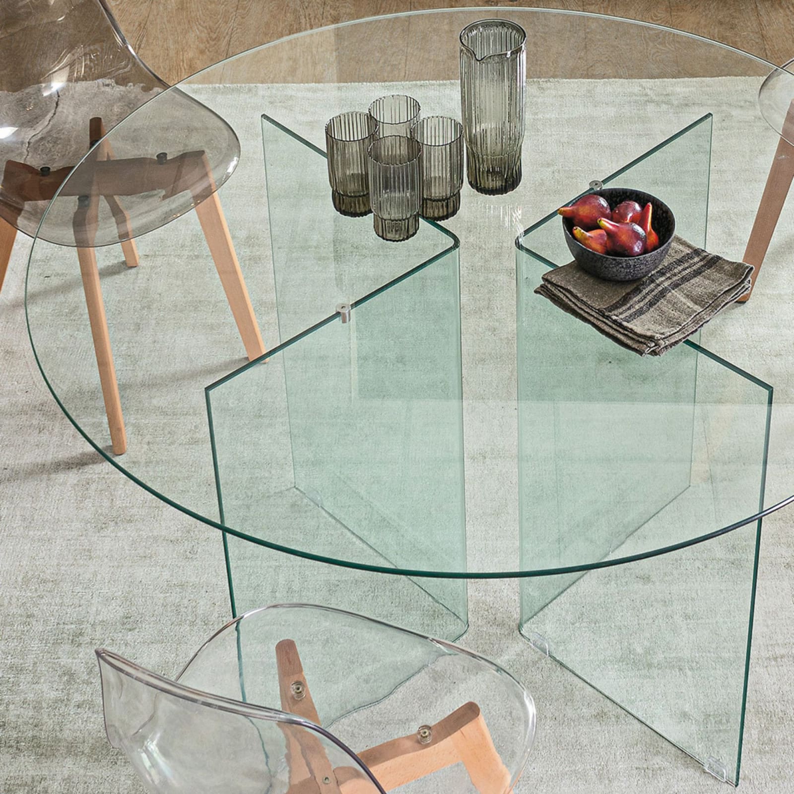 Table à manger ronde en verre Table à manger ronde en verre transparent Maisons du Monde en ambiance