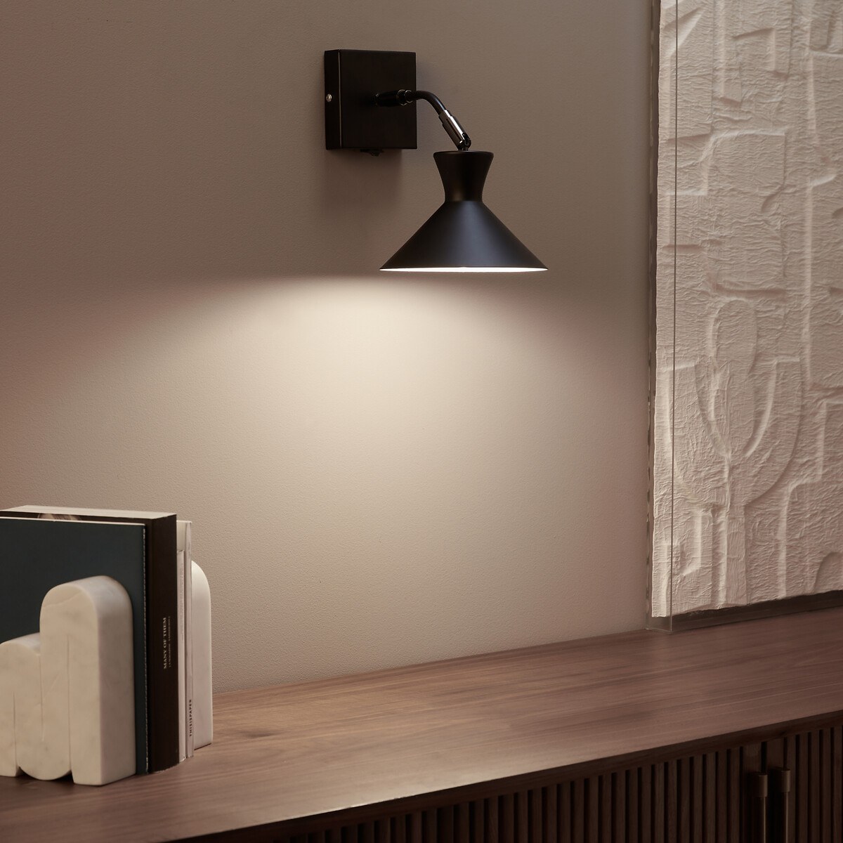 Applique simple Voltige AM.PM en situation au-dessus d'une console, La Redoute