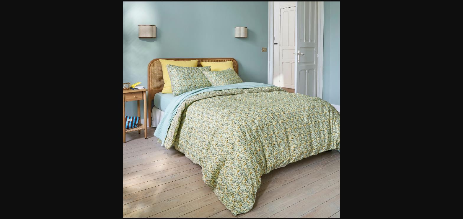 Applique Thade en lin et velours au-dessus d'un lit