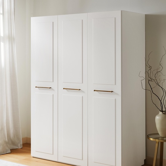 Armoire blanche modulable Charlotte entiere dans une chambre claire avec rideaux et parquet