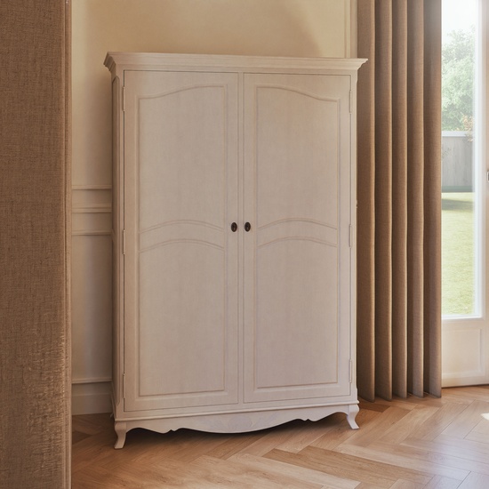 Armoire blanche Josephine dans une chambre lumineuse au parquet en chevrons