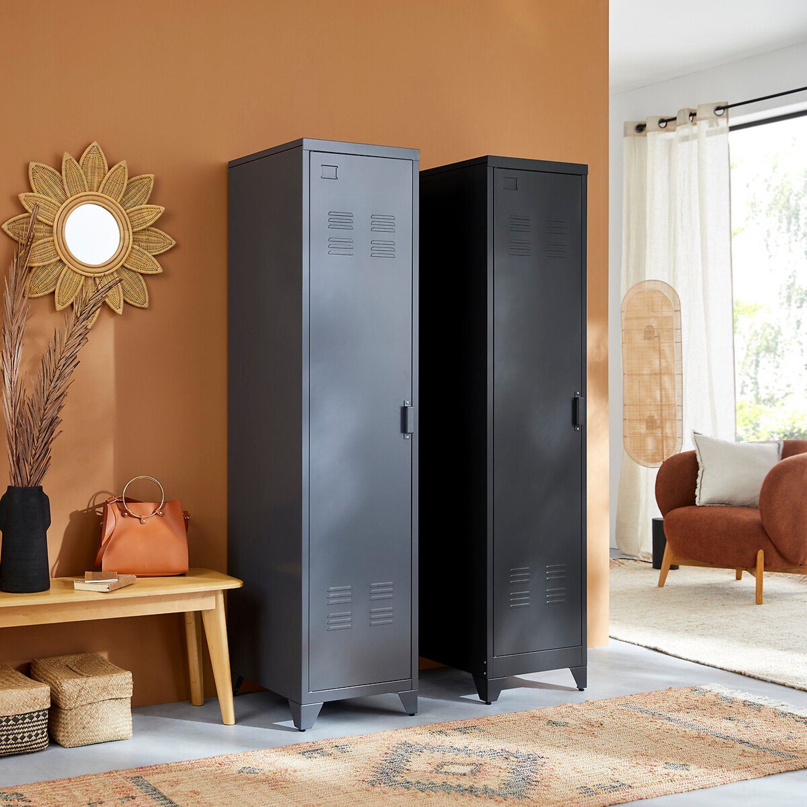 Armoire vestiaire américain Hiba en métal gris anthracite dans une entrée