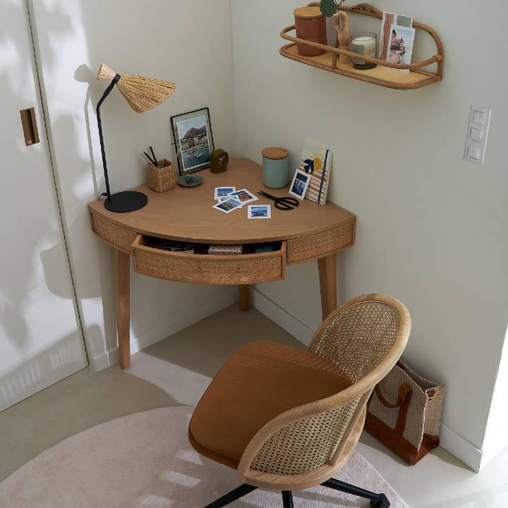 Bureau d'angle scandinave en bois en ambiance