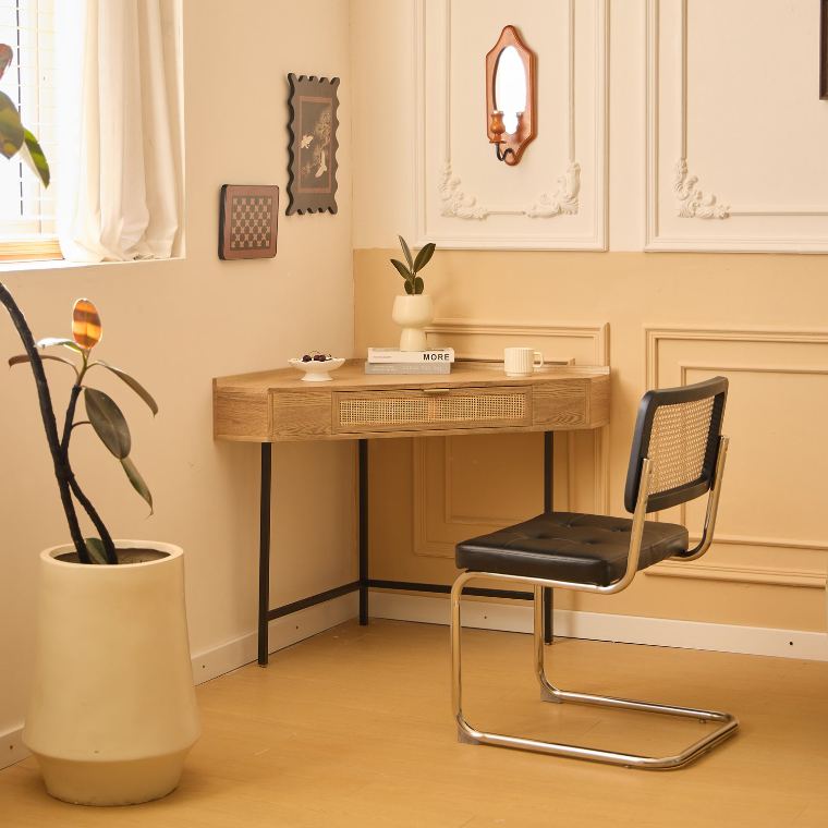 Bureau d'angle vintage bois et rotin en ambiance