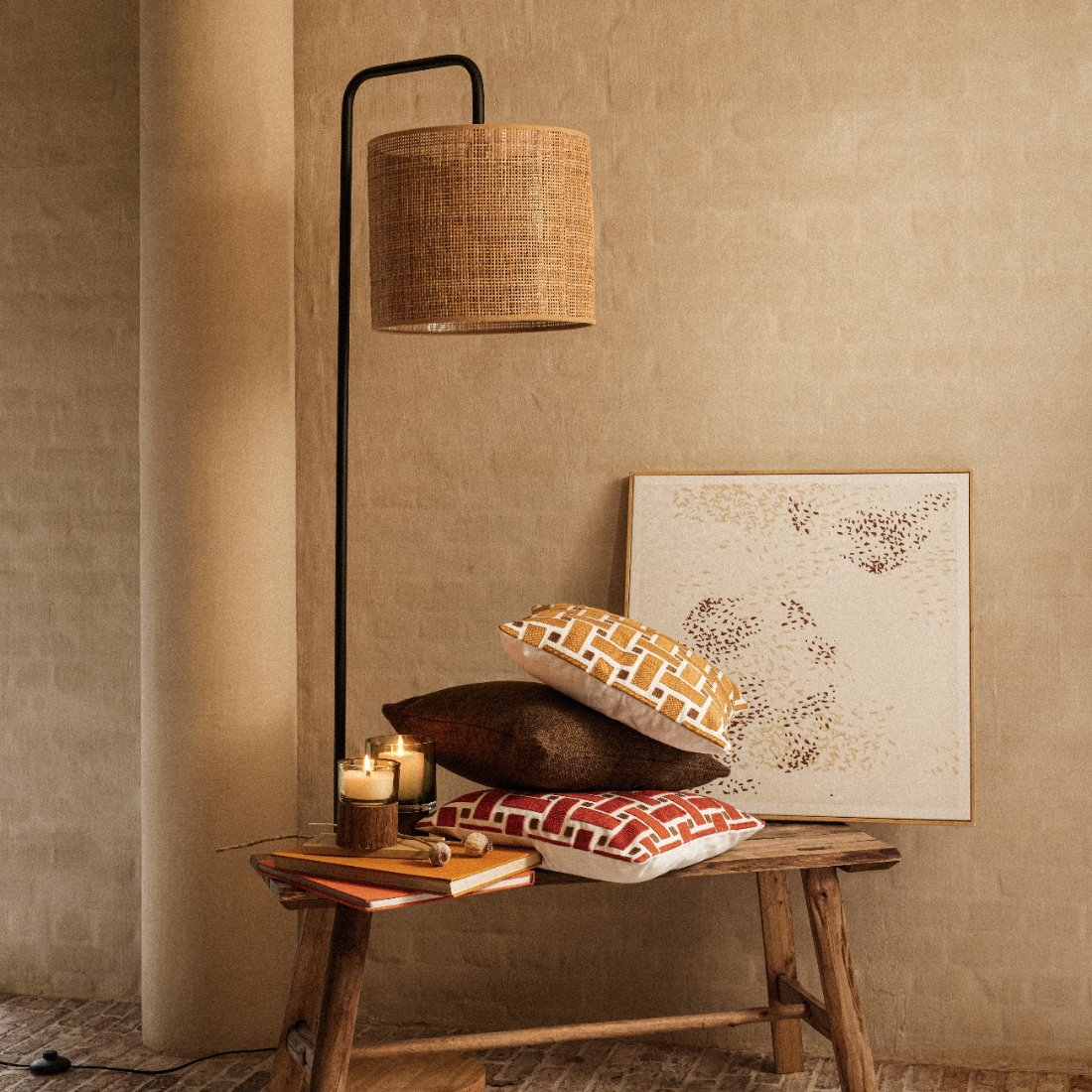 Banc en chêne recyclé Aramissa dans un coin ocre avec lampadaire en cannage