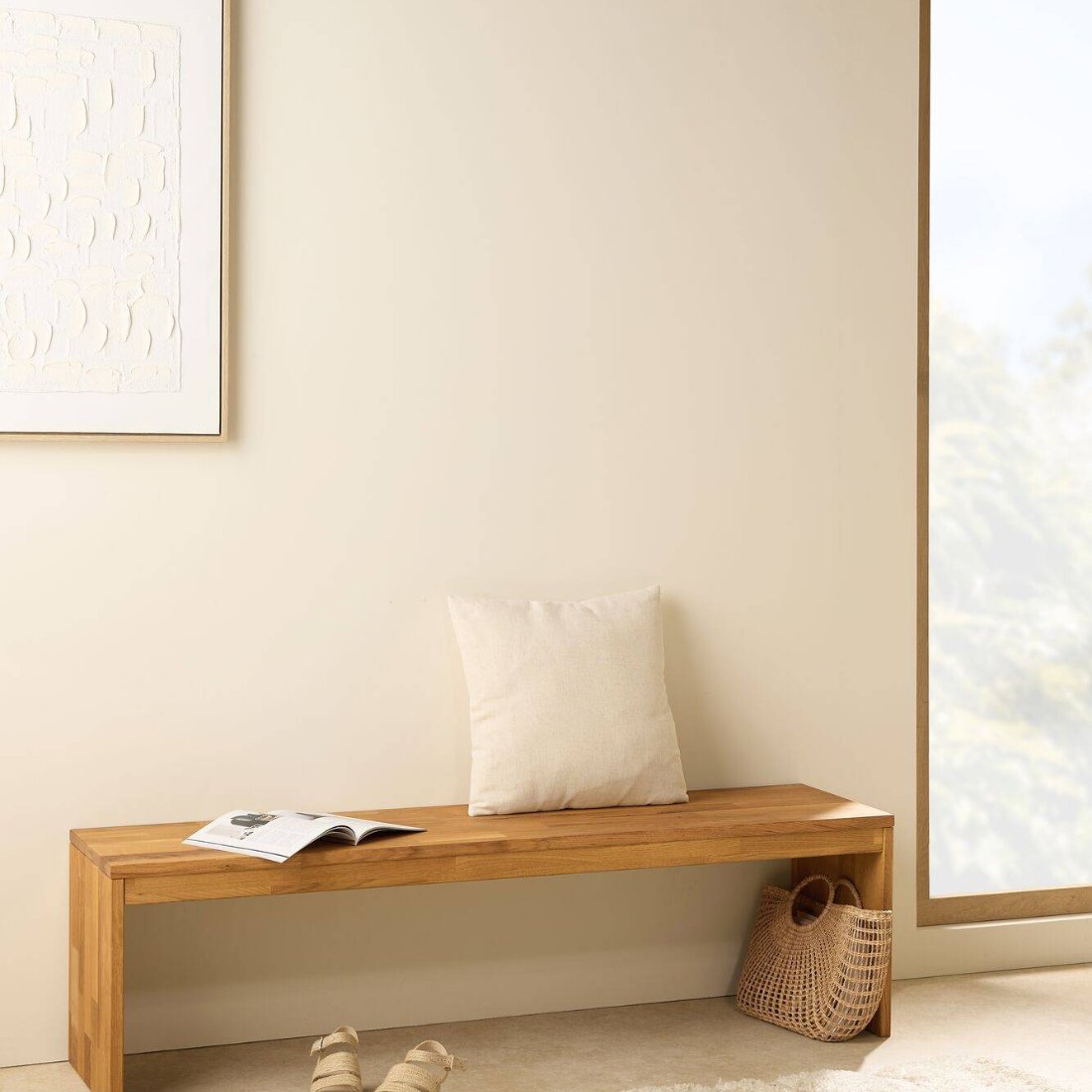 Banc en chêne massif Cyriel dans une entrée contemporaine crème