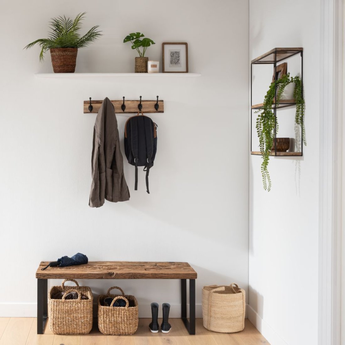 Banc en bois recyclé Diego dans une entrée blanche avec paniers et patère