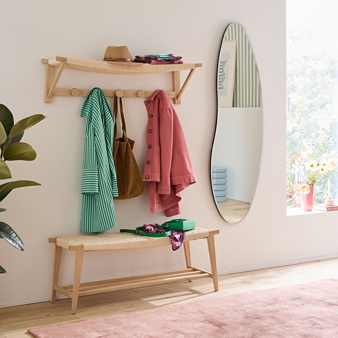 Banc en bois Kioto dans une entrée rose poudré