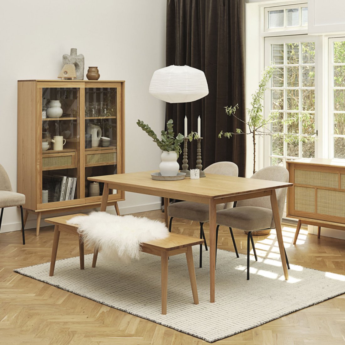 Banc en bois Kiyo le long d'une table dans une salle à manger