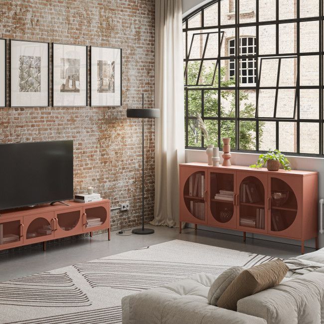 Buffet Zio en métal terracotta en situation dans un salon loft, Drawer