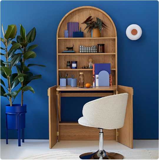 Bureau bibliothèque Marcela La Redoute Intérieurs en situation dans un salon aux murs bleus