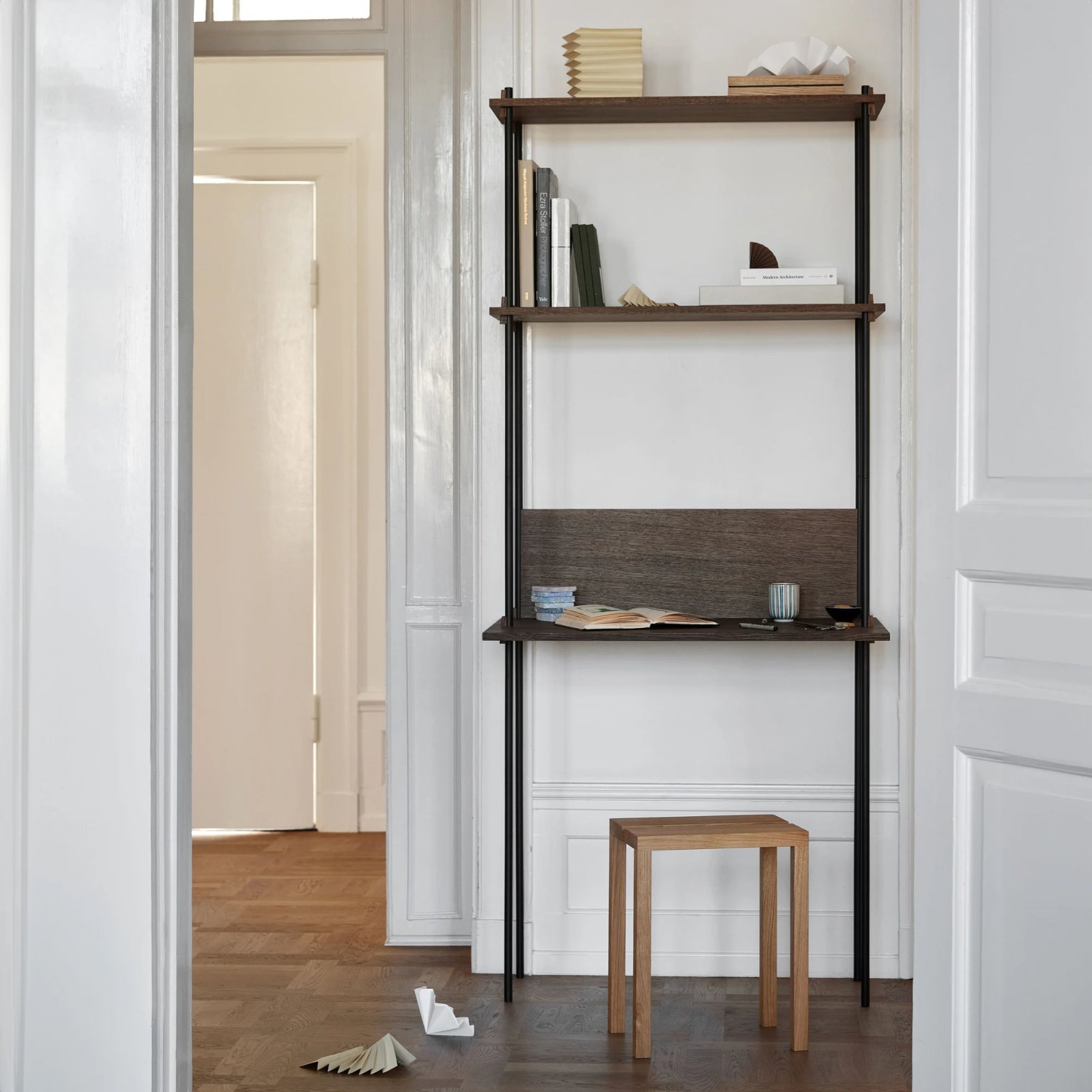 Bureau MOEBE Shelving System installé dans une entrée avec livres rangés sur les étagères