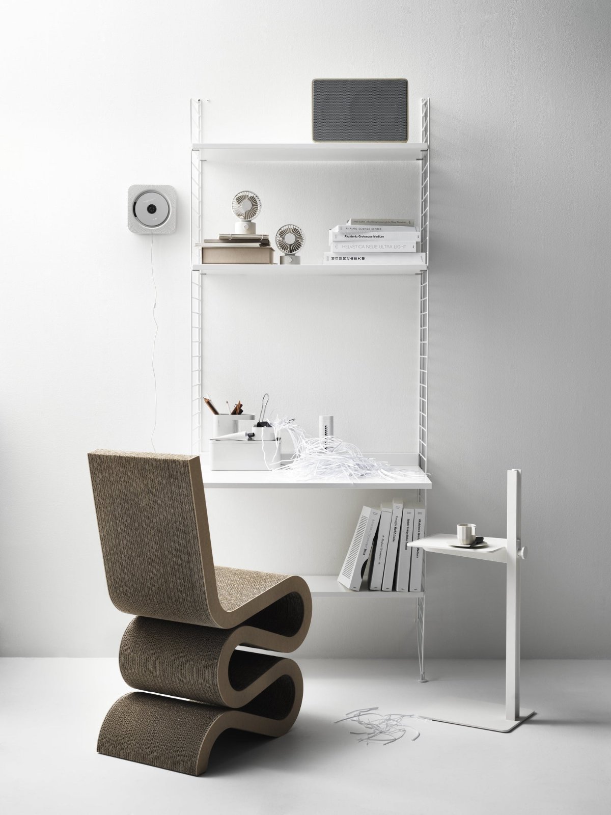 Bureau String Furniture Combinaison A installé avec chaise et accessoires de bureau