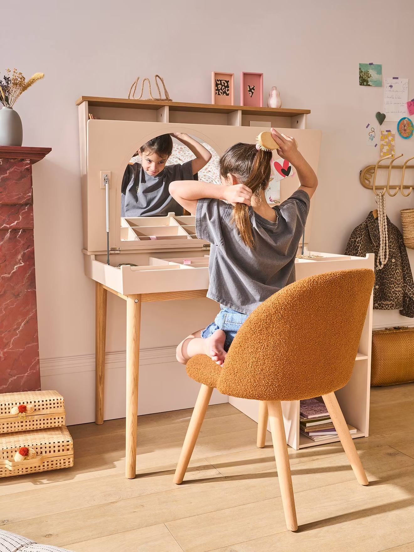 Bureau-coiffeuse fille Blush Vertbaudet en situation