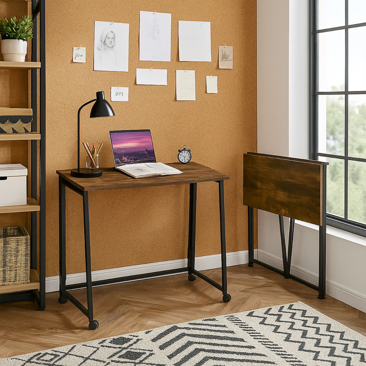 Petit bureau pliable Ascoli ouvert avec un ordinateur portable et une lampe, à côté du même bureau replié