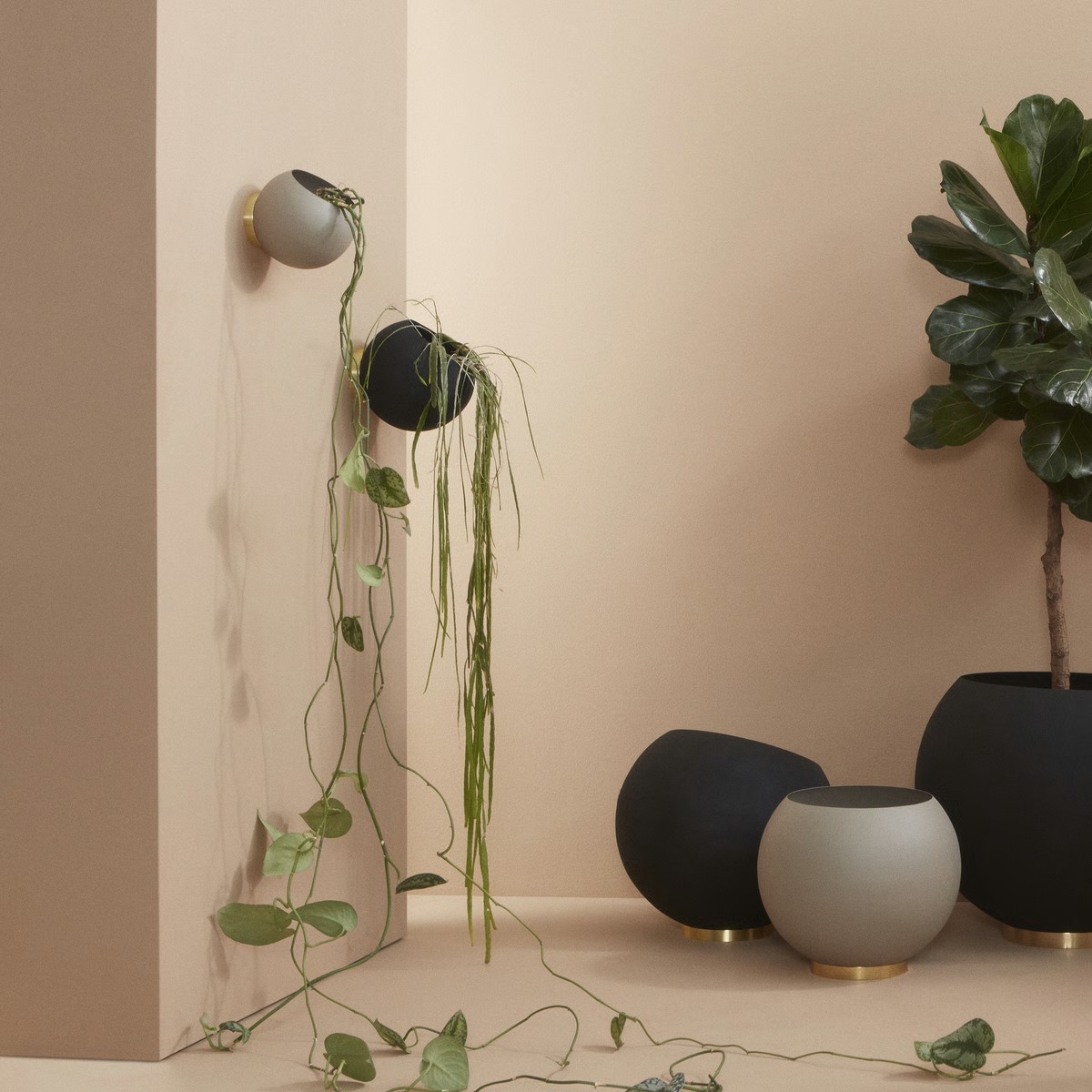 Pot de fleurs mural rond Globe Large, AYTM