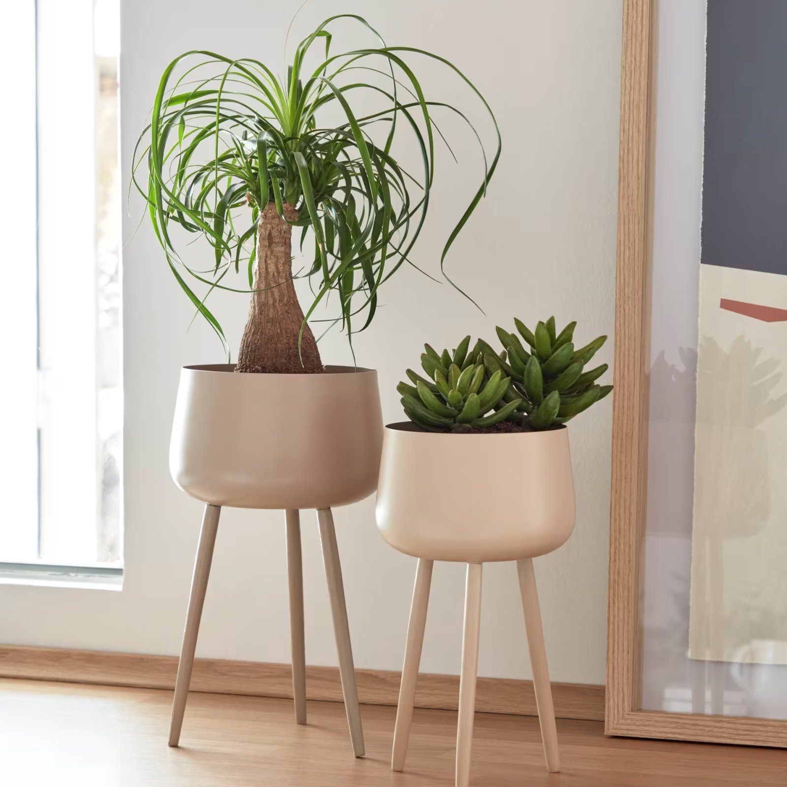 Cache-pot sur pied en métal beige