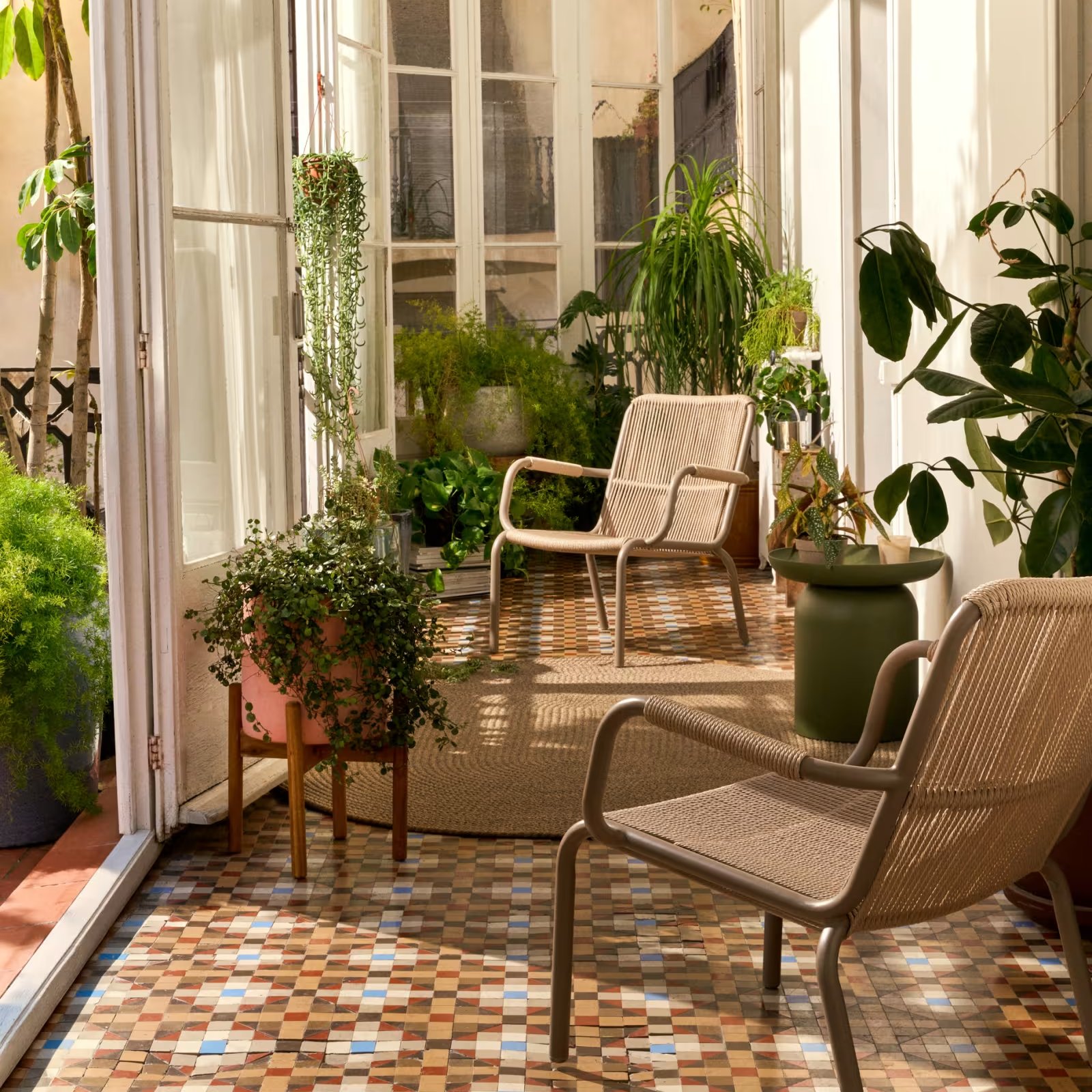 Cache-pot sur pied en terre cuite