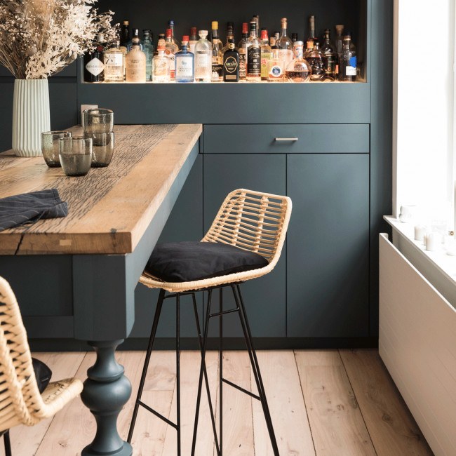 Capurgana, la chaise de bar en rotin best-seller de Drawer
