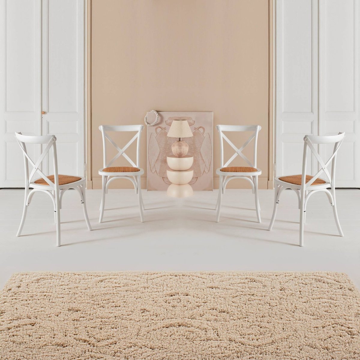 Chaises bistrot Belleville blanches devant un mur rose