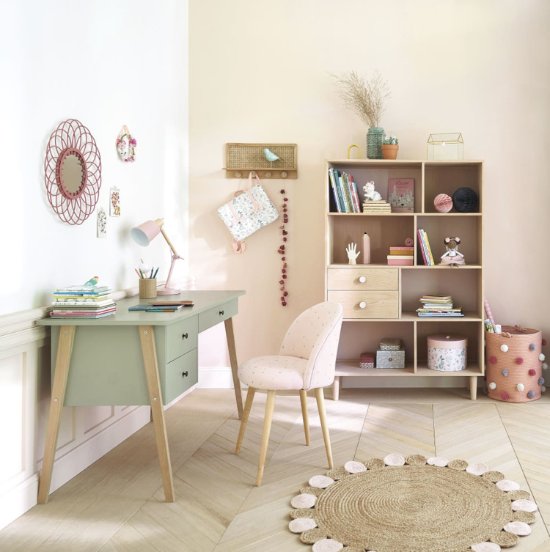 Chaise vintage Mauricette a motifs etoiles dans une chambre rose