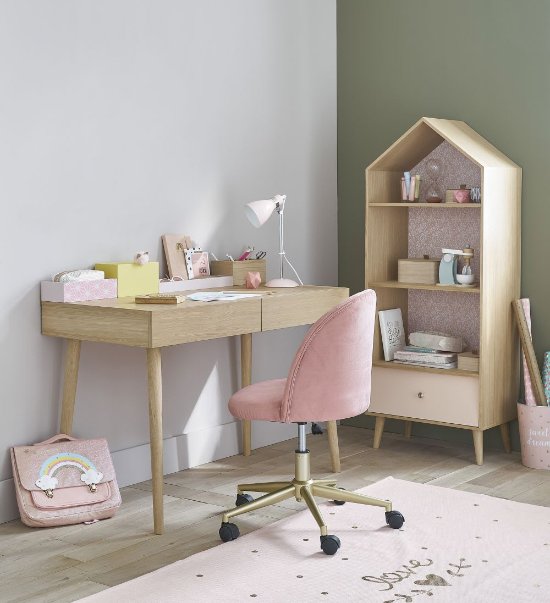Chaise vintage Mauricette en velours rose en situation