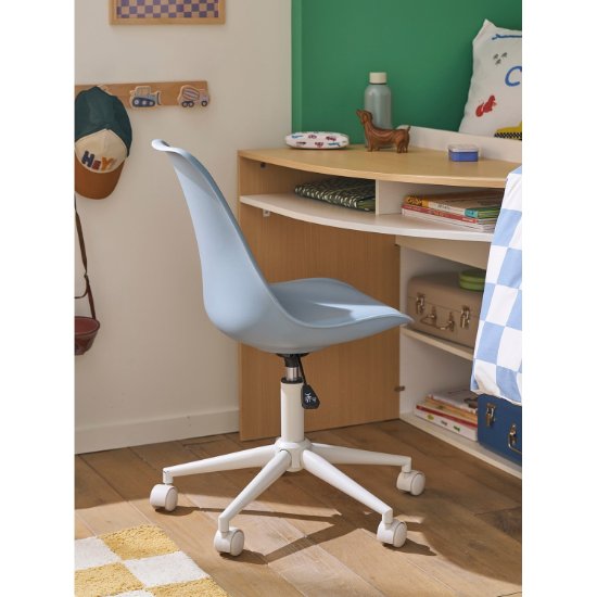 Chaise a roulettes bleue dans une chambre