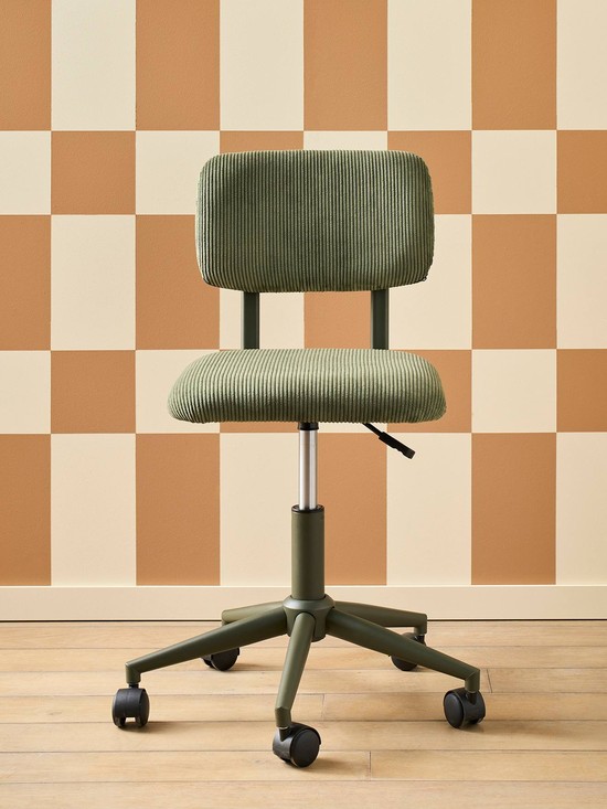 Chaise de bureau enfant à roulettes en velours kaki Vertbaudet, en situation dans une chambre