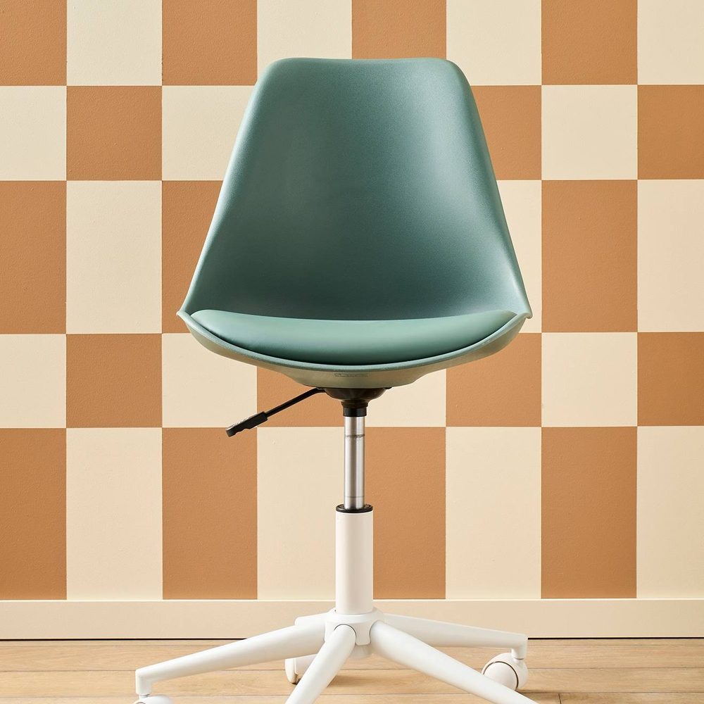 Chaise de bureau enfant à roulettes verte Vertbaudet, en situation dans une chambre