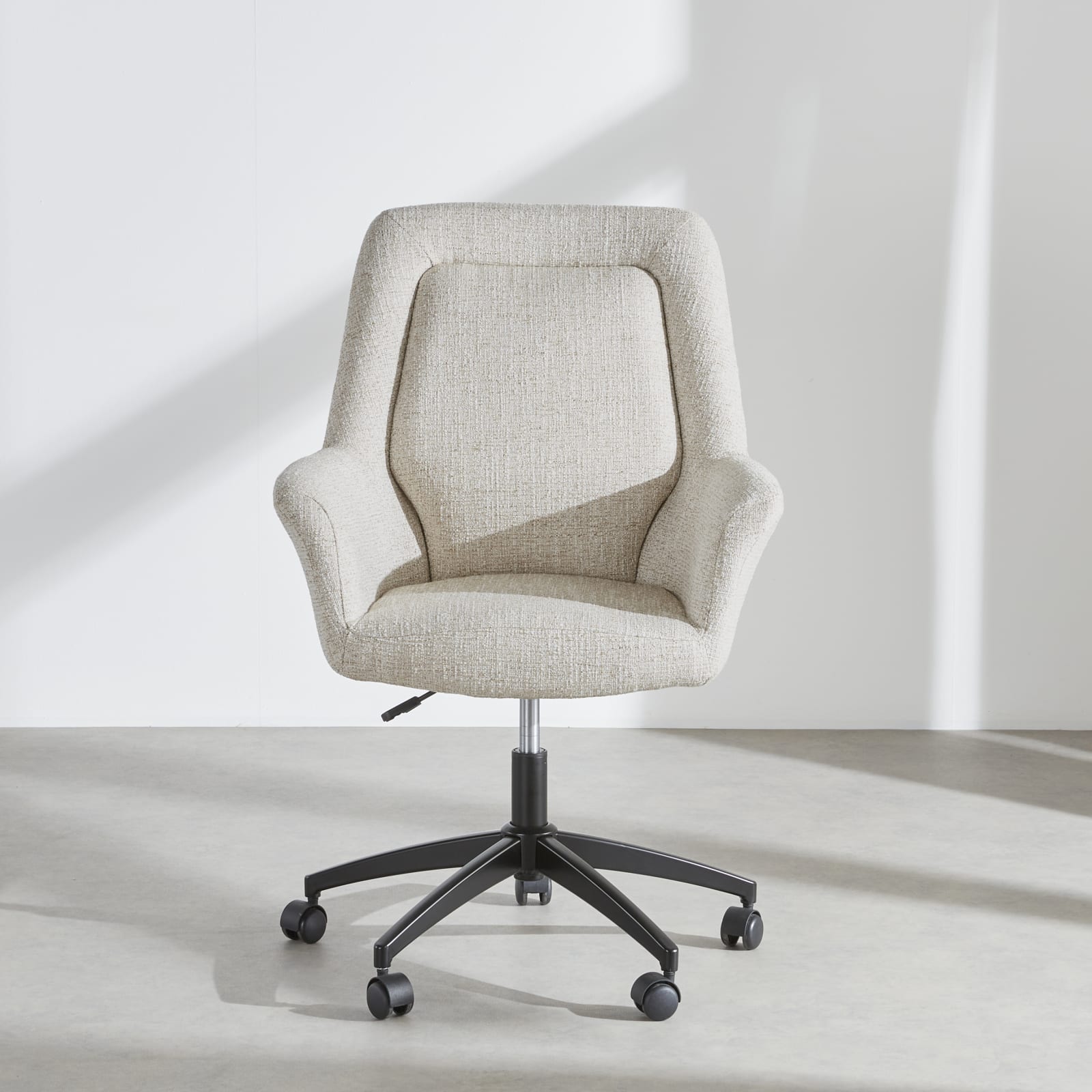 Chaise de bureau Mario en tissu beige et pied noir Maisons du Monde