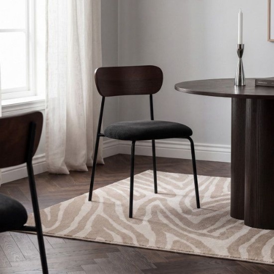 Chaise industrielle en bois foncé et métal noir au pied d'une table ronde