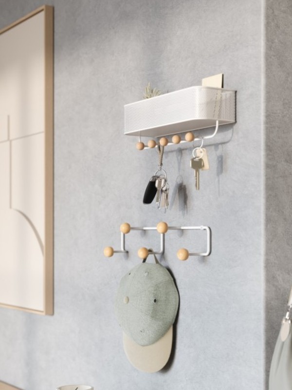 Range courrier mural et pateres dans une entree