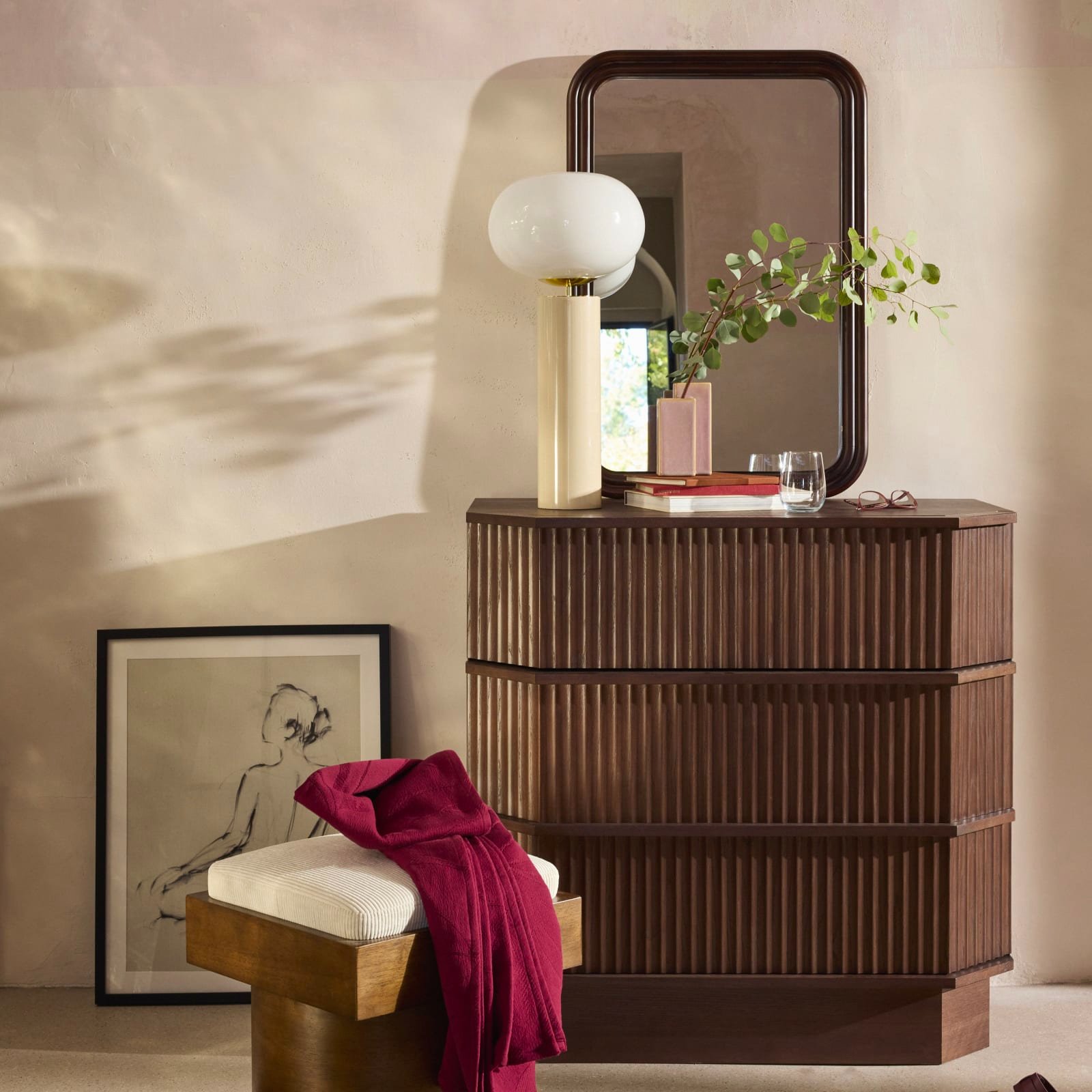 Commode Maisons du Monde haute au design cannelé en situation