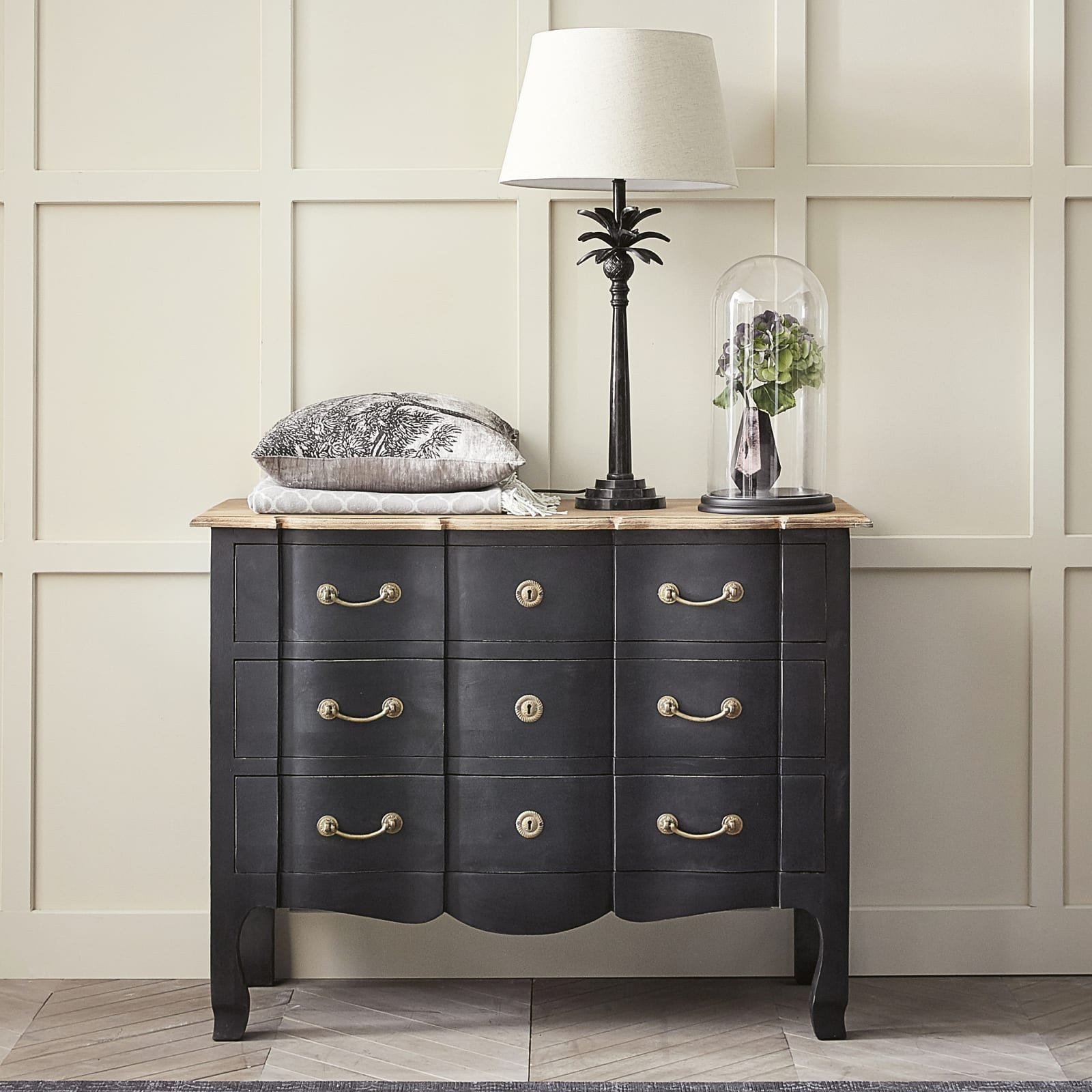Commode Maisons du Monde noire chic en situation