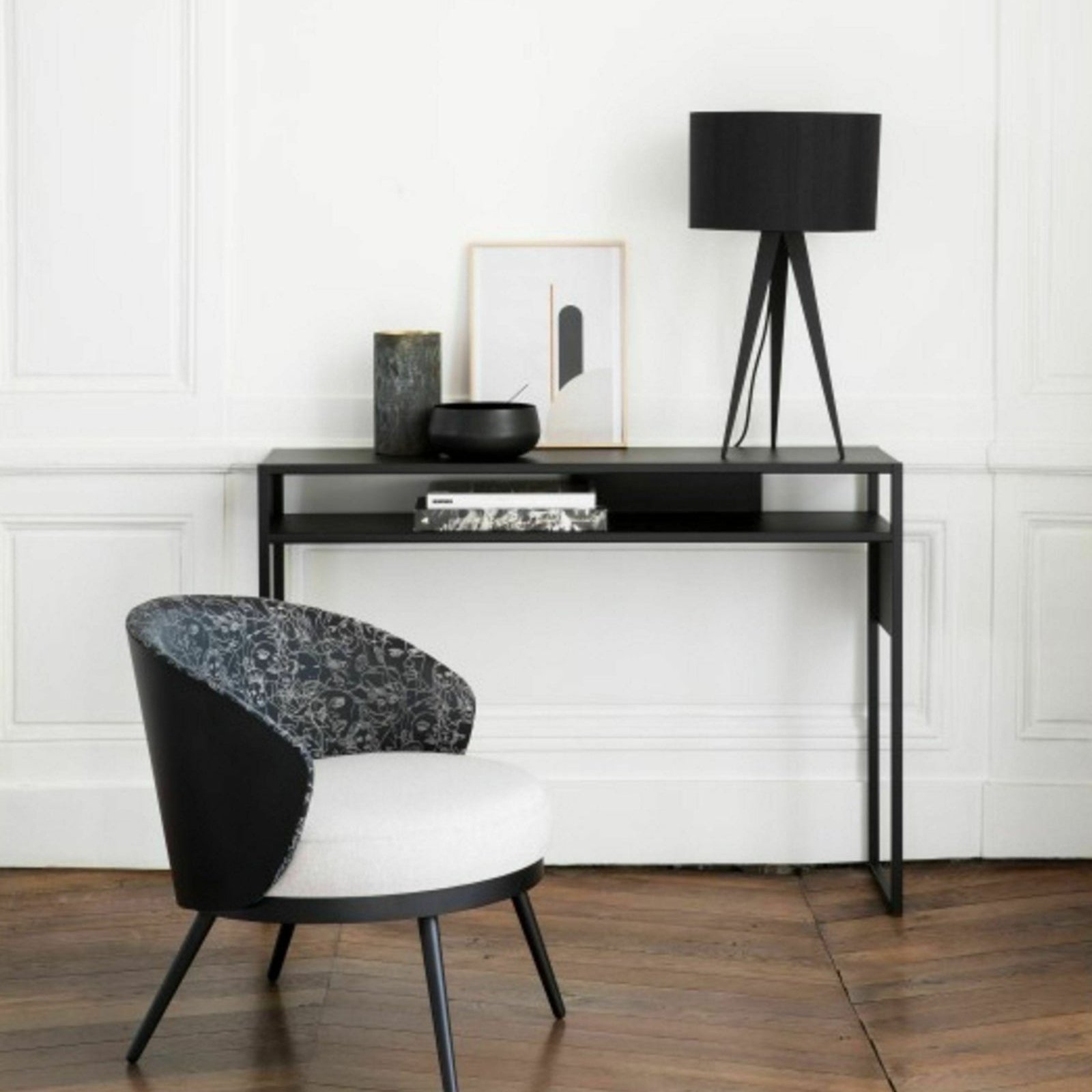 Console Arlequin en métal noir en situation dans un salon, The Cool Republic