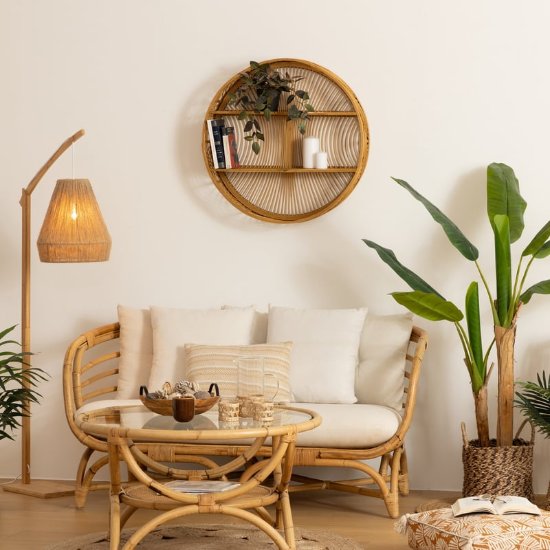 Étagère murale ronde en bambou dans un salon bohème