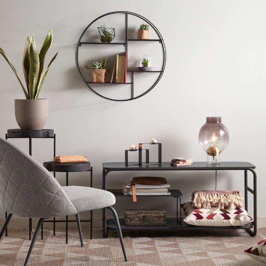 Étagère murale ronde en métal noir Across dans un salon