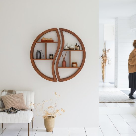 Étagère murale ronde en teck massif Ying Yang en situation dans une entrée
