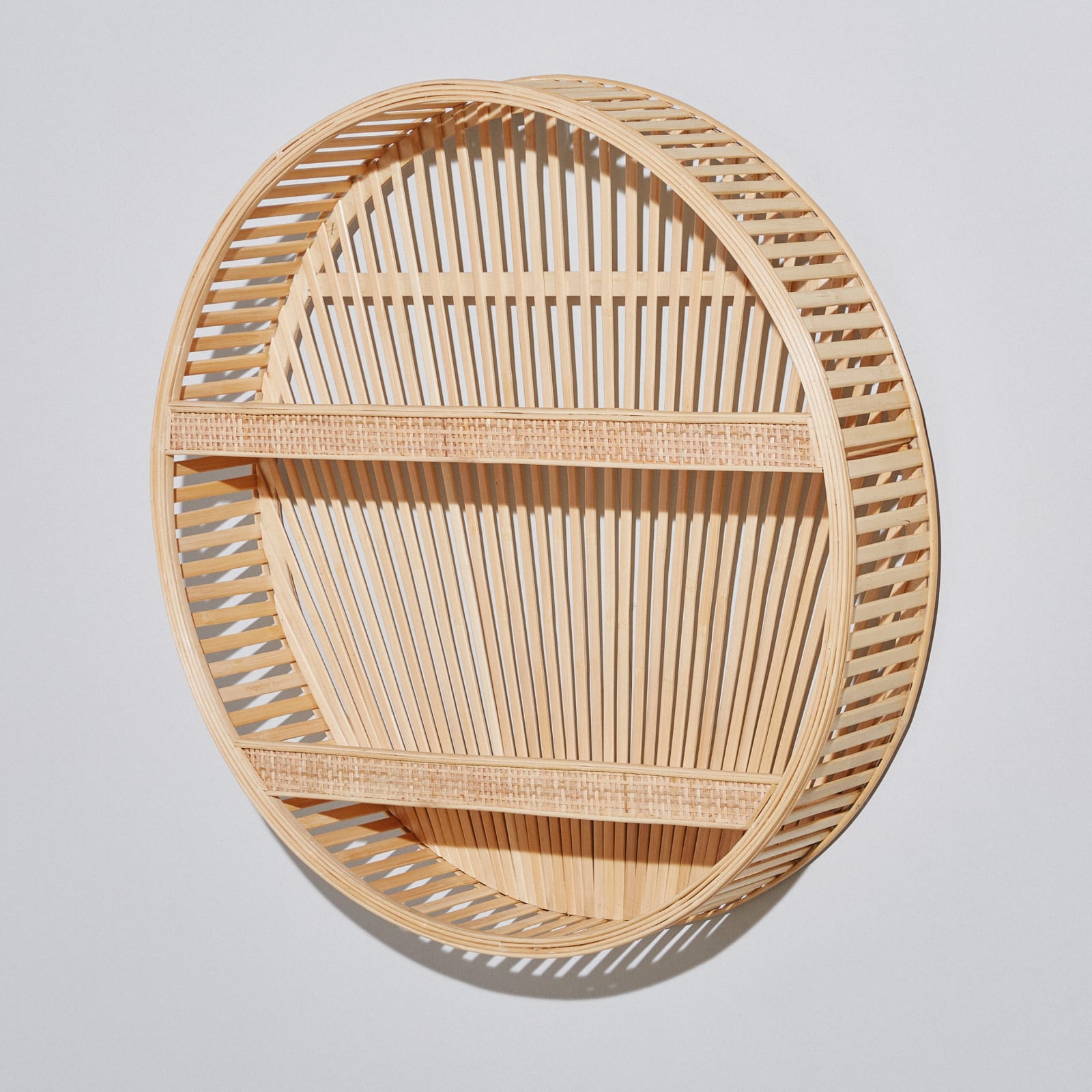 Étagère murale ronde Rakha en rotin Maisons du Monde