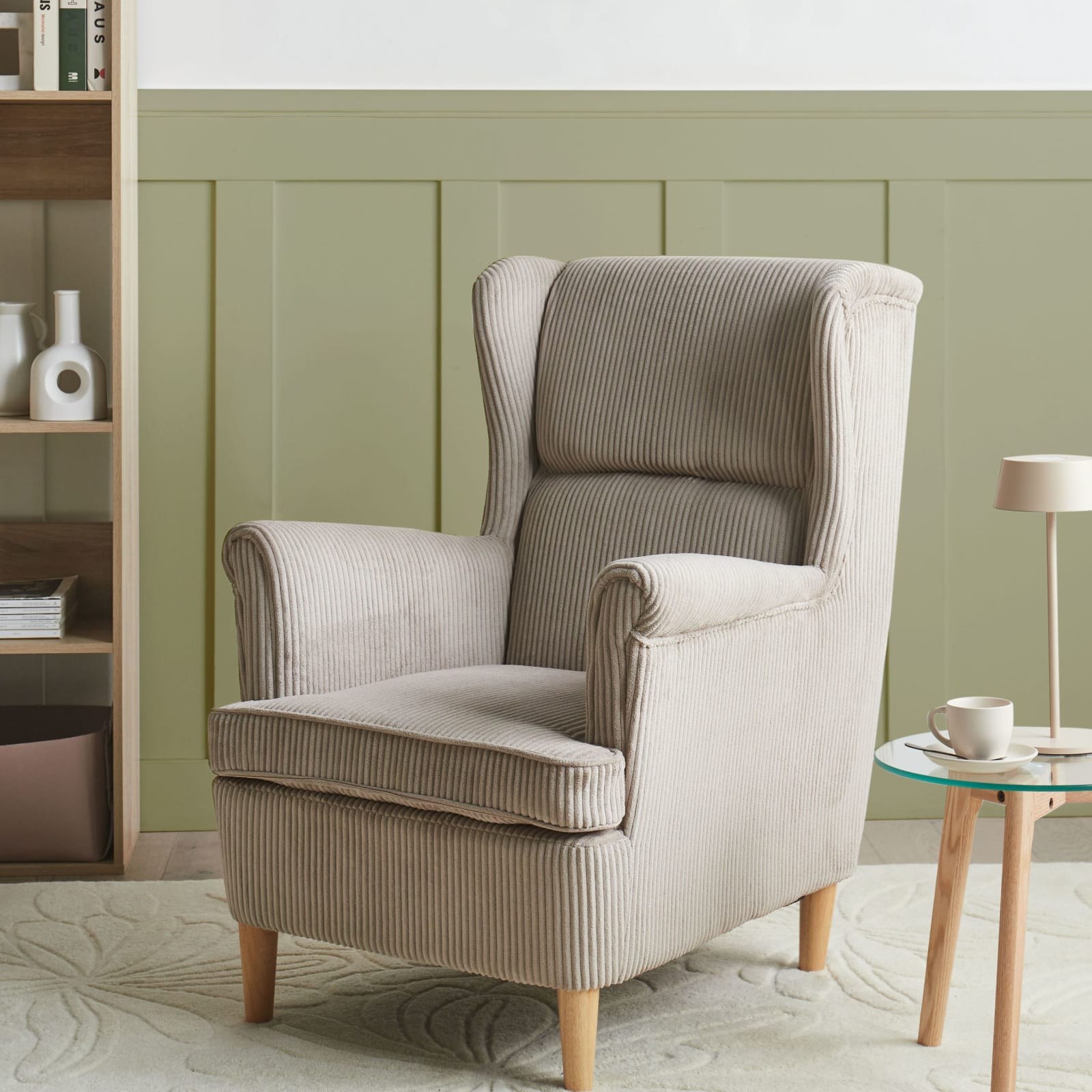 Fauteuil à oreilles Abson en velours côtelé beige Maisons du Monde en ambiance